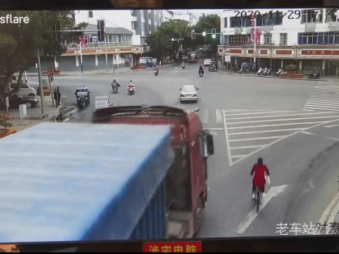 交差点に進入するトラックと自転車