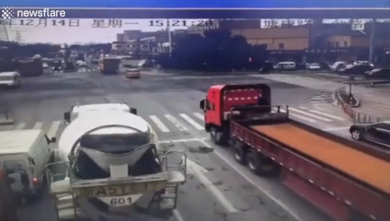【海外ニュース・動画】トラックが急ブレーキをして、自分の荷物に追突される事故が発生。