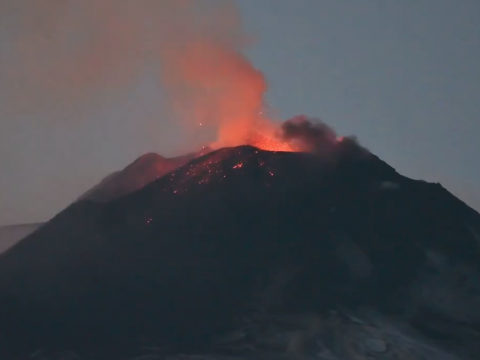 噴火するエトナ山