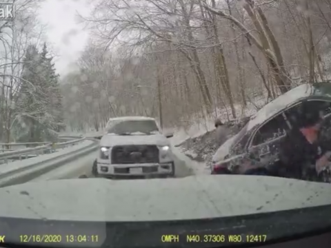 タイヤロックして真っ直ぐ突っ込んでくる車