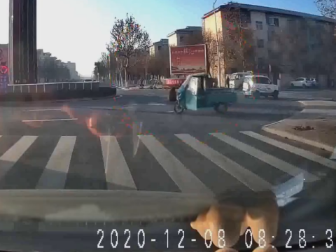 誰も乗せずに暴走する自動３輪車
