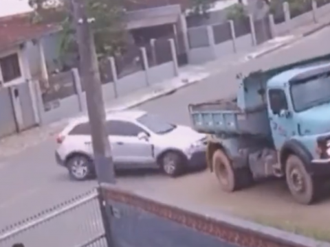 暴走するトラックと逃げる車