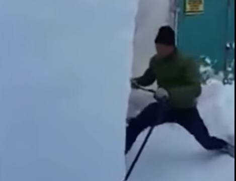 雪かきをする男性