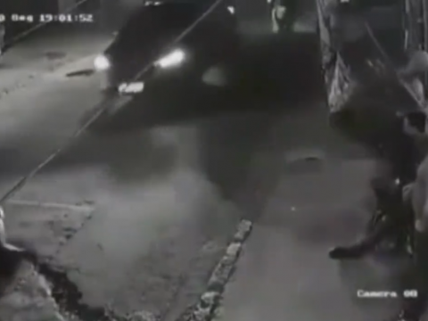道路を渡る男性とそれに迫る車両