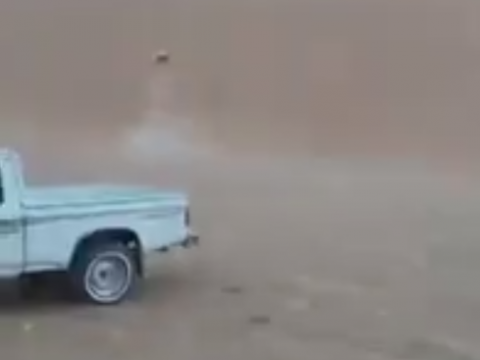 砂漠を走る車両