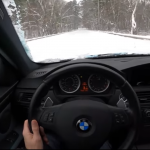 BMWで雪道を走行する様子