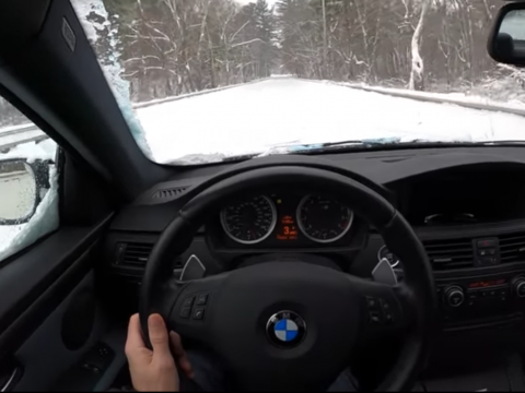 BMWで雪道を走行する様子