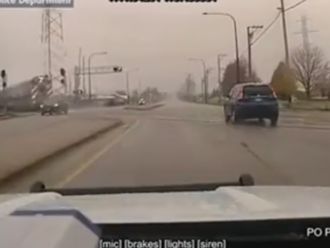 踏み切りに迫るパトカー