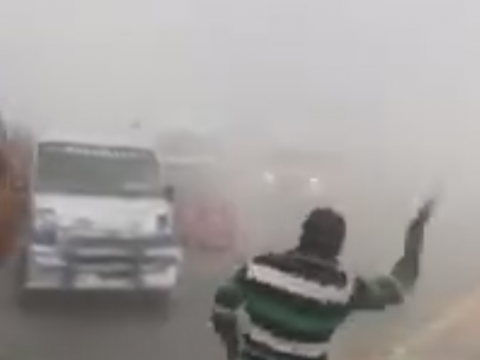 濃い霧の中での事故