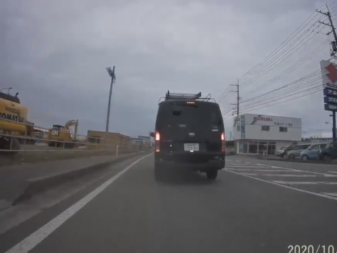 急ブレーキを踏むレジアスエース