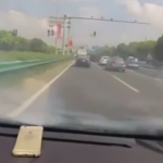 【海外ニュース・動画】車のダッシュボード上で突然iPhoneが炎上する様子が投稿される。