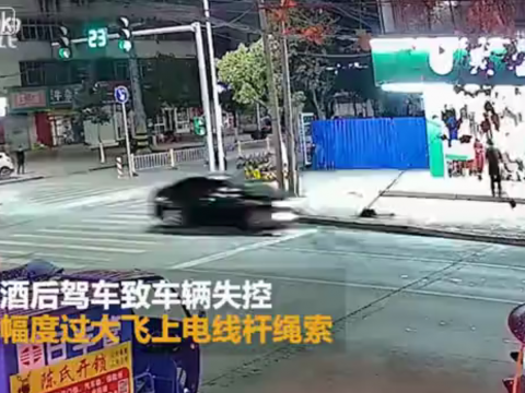 歩道に向かっていく車