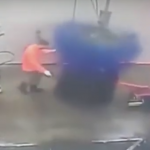 洗車機を掃除する男性
