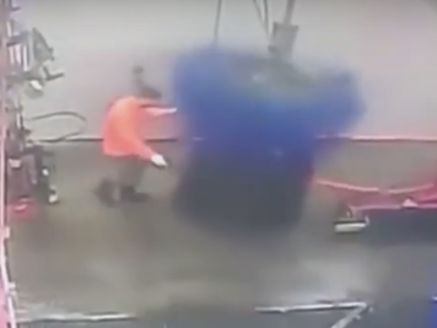 洗車機を掃除する男性