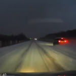 【国内ニュース・動画】雪道では飛ばし過ぎは危険。高速道路でスピンする車が撮影される。