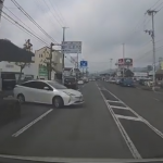 【国内ニュース・動画】サンキュー事故に注意！飛び出して来た車と衝突するドラレコ動画が公開される。
