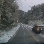 雪道で立ち往生する車
