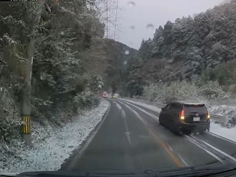 雪道で立ち往生する車