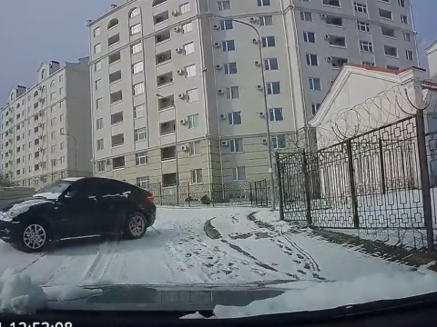 スリップして撮影者に迫る車