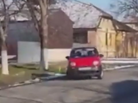 変な横滑りをしていく車