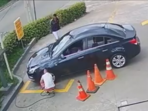 車に近寄る泥棒