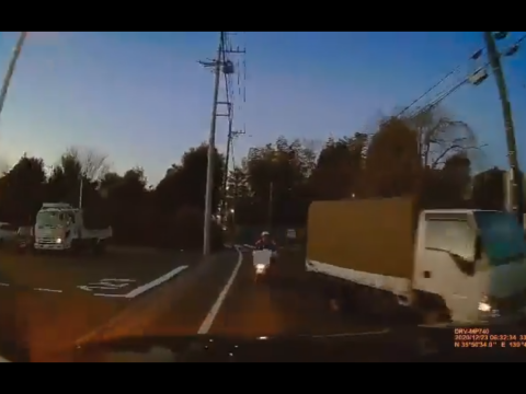 逆走してくるオートバイ