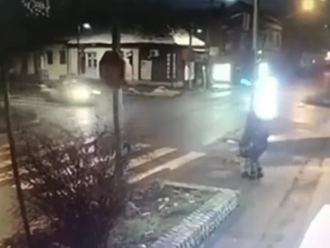 交差点に迫る2台の車
