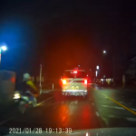 【国内ニュース・動画】左ウィンカーを出す車の左側に突撃するバイクにより事故。ドラレコ動画が物議を醸す。