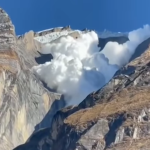 【海外ニュース・動画】恐ろしくて美しい。ネパールであった雪崩とその後にかかる虹の様子が話題に。