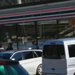 【国内ニュース・動画】山口県のコンビニ駐車場に刃物男、警官が威嚇発砲した後に逮捕。