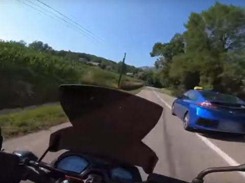 少し幅寄せしている車