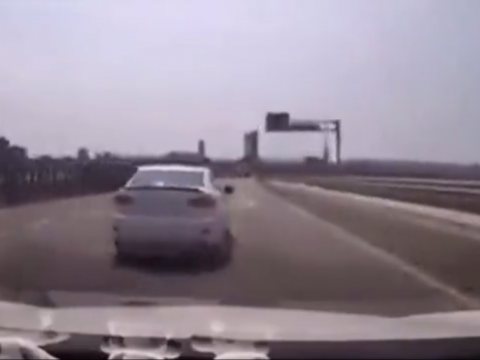 進路妨害をする白い車