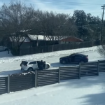 雪で滑る車