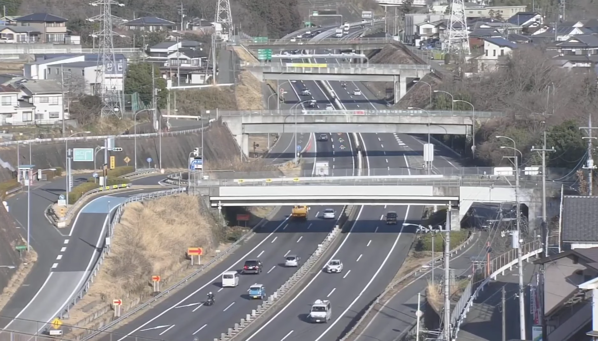 【国内・動画】山梨県上野原市を通る中央自動車道でトラックと衝突した乗用車が炎上。動画が公開。