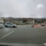 【国内ニュース】国道24号東京環状。道路に飛び出した車を回避して事故。動画がツイートされる。