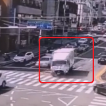 【海外ニュース】ブレーキ故障か？暴走トラックが商店に突っ込み、運転手が重傷。