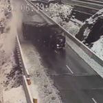 【海外ニュース】高速道路で羊を運ぶトラックが横転。けが人は無し。