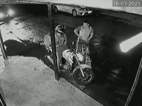 バイク乗りに強盗を試みる男