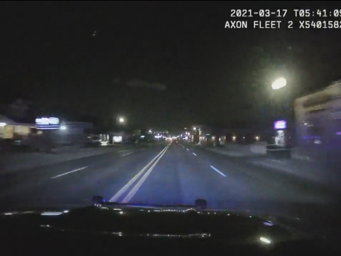 逃走車を追跡するパトカーのダッシュカメラ映像