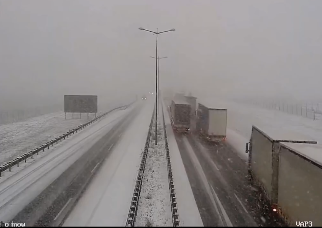 【海外・動画】雪の高速道路での立ち往生、多重事故はこうして起こる。雪の高速道路のタイムラプス。