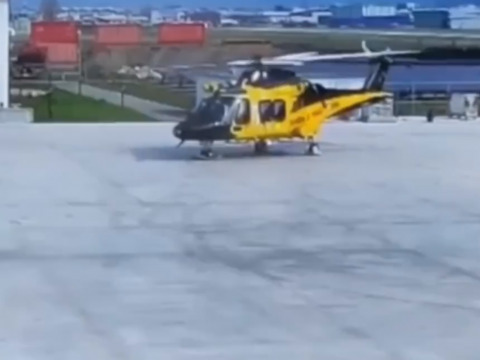 離陸をしようとするイタリア警察のヘリコプター