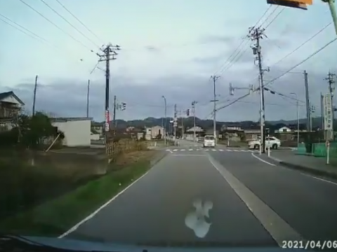 交差点に接近する２台の車