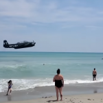 【海外ニュース・動画】航空ショーに参加していた第二次世界大戦の名機「TBFアヴェンジャー」が海に不時着。けが人なし。