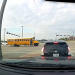 【海外・動画】猛スピードで信号無した車が突っ込んでくる事故。ドラレコ動画が投稿される。
