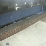 【海外ニュース】プールの底が抜け駐車場が水浸し。監視カメラの映像が投稿され話題に。