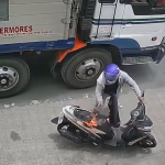 【動画ニュース】バイクが突然炎上！すぐ前にある商店の従業員が消火器で消火する。