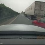 【海外ニュース】無理な追い越しを試みた車がトレーラーの下に潜り込む。動画が公開。