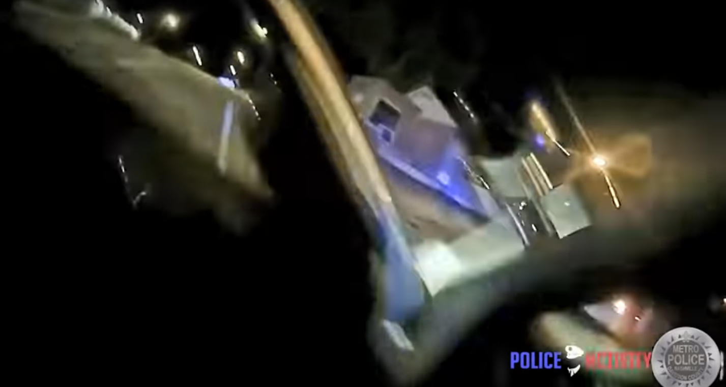 【海外ニュース】警官が不審車両を停止させると、肉切り包丁を持った男性が警官に襲い掛かる。男性はその場で射殺。
