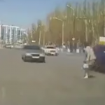 【海外・動画】道路の無理な横断はやめよう。無理な横断で危うく轢かれそうになる女性の様子。