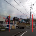 【国内ニュース】トラックに積まれたショベルカーがマックスバリュのゲートに衝突！動画が公開される。